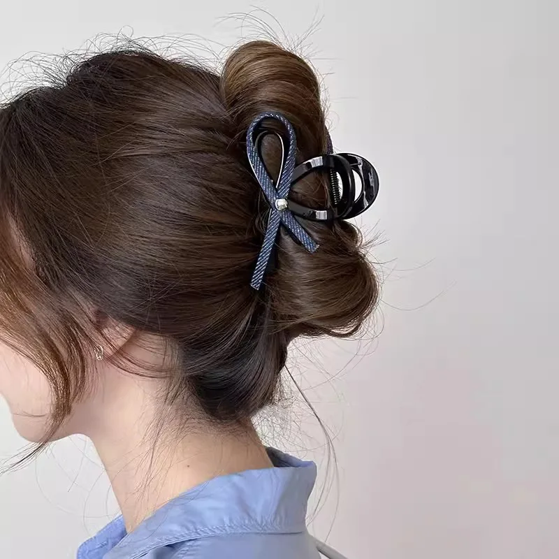 Denim fabric half tie hair grab clip women's high sense 2025 new temperament disc hair shark clip hairpin headdress
Denim fabric half tie hair grab clip women's high sense 2025 new temperament disc hair shark clip hairpin headdress