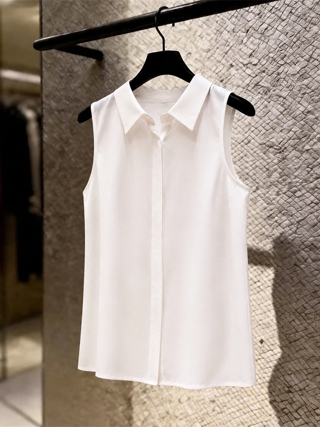 Women's Slim Fit Neck Sleeveless Shirt Commute Versatile Top Summer 2026 Poetic Lin Korean Style Straight Cut Silk
Women's Slim Fit Neck Sleeveless Shirt Commute Versatile Top Summer 2026 Poetic Lin Korean Style Straight Cut Silk