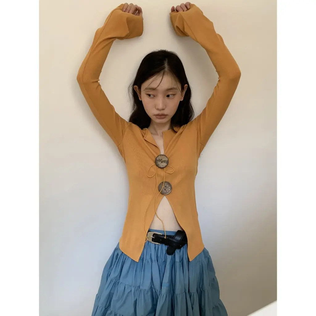 Women's Sexy Knitted Sweater V-Neck Lace-Up Resin Button French Socialite Style Autumn Niche Cz Zhang A33310 
Women's Sexy Knitted Sweater V-Neck Lace-Up Resin Button French Socialite Style Autumn Niche Cz Zhang A33310