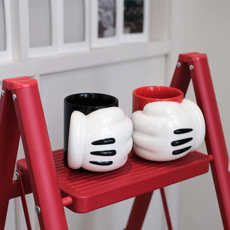Набор керамических кофейных кружек Disney Authentic Mickey Claw Cup с портативным дизайном в виде лапы, для пар, украшение для дома, подарок на день рождения
Набор керамических кофейных кружек Disney Authentic Mickey Claw Cup с портативным дизайном в виде лапы, для пар, украшение для дома, подарок на день рождения