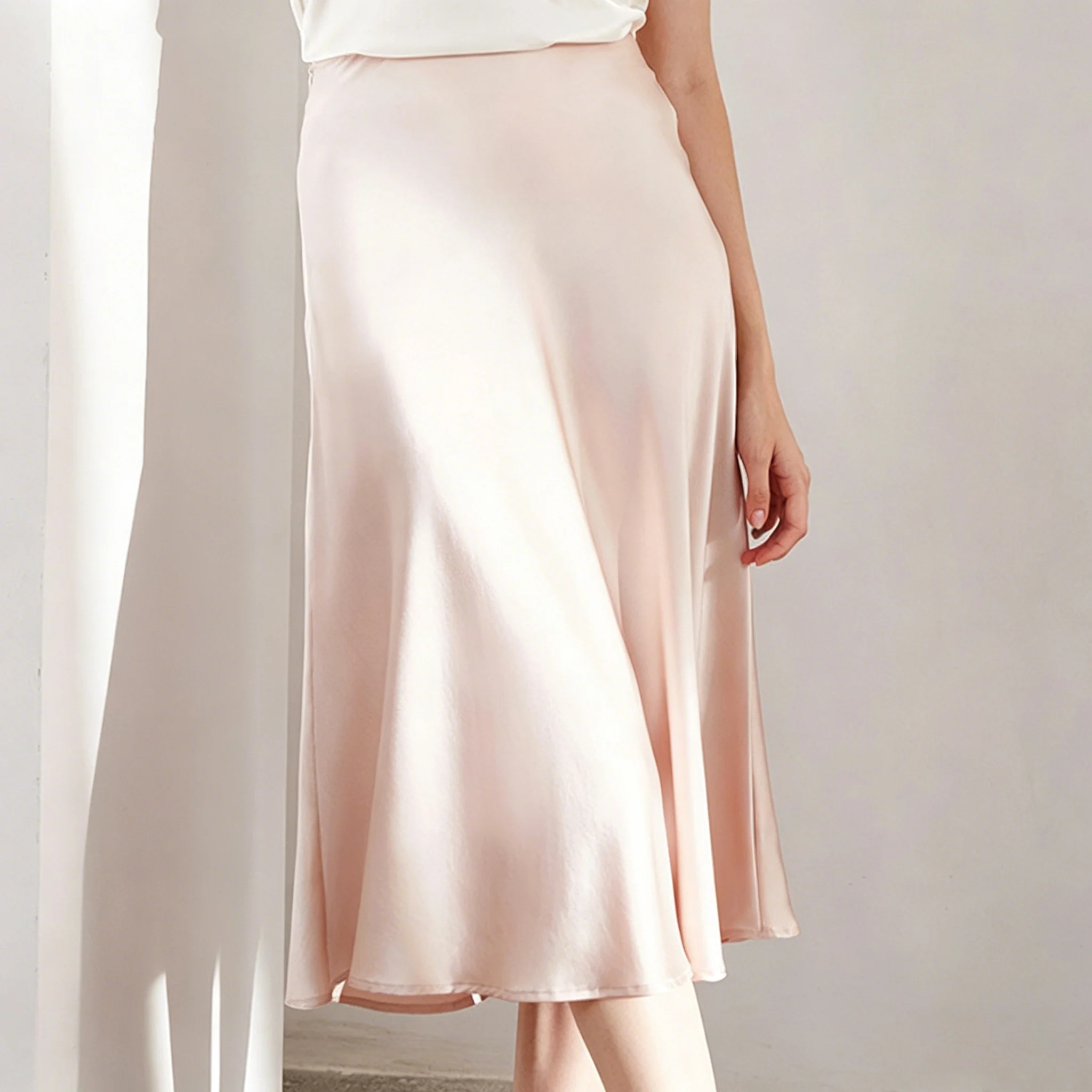 Silk Mid Length Skirt with Elegant and Fashionable Temperament, Light Luxury Women's Skirt Suitable for Commuting in Summer 2026
Silk Mid Length Skirt with Elegant and Fashionable Temperament, Light Luxury Women's Skirt Suitable for Commuting in Summer 2026