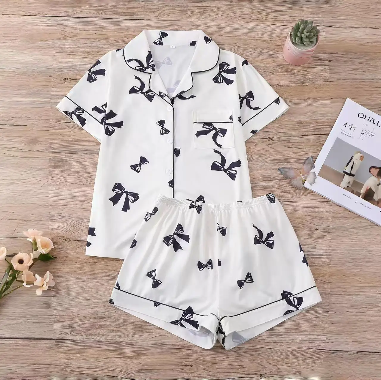Повседневный женский пижамный комплект с бантом, домашняя одежда в европейском стиле, шорты с короткими рукавами, свободные и удобные. 
Повседневный женский пижамный комплект с бантом, домашняя одежда в европейском стиле, шорты с короткими рукавами, свободные и удобные.