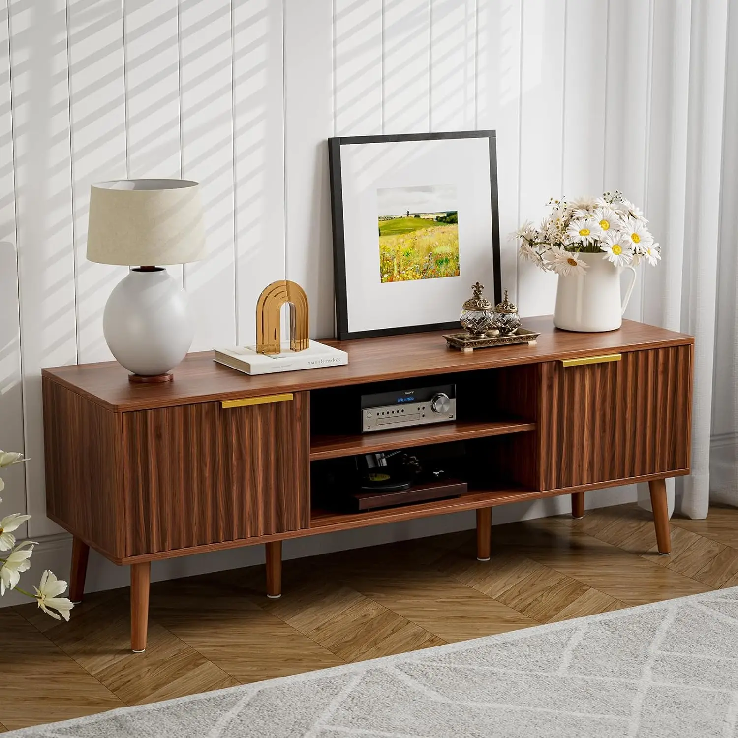 Подставка под телевизор для гостиной, современный развлекательный центр середины века для телевизоров 55/60/65 дюймов, ТВ-консоль с рифлеными дверными шкафами и
Подставка под телевизор для гостиной, современный развлекательный центр середины века для телевизоров 55/60/65 дюймов, ТВ-консоль с рифлеными дверными шкафами и