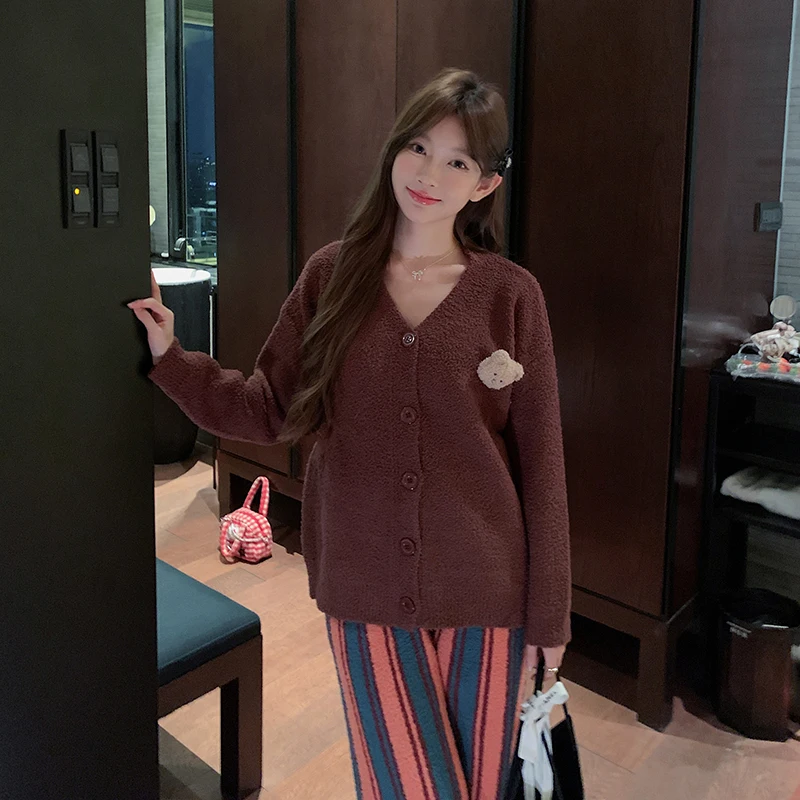 Sweet Korean style little bear striped cardigan autumn and winter thickened pajamas.
Sweet Korean style little bear striped cardigan autumn and winter thickened pajamas.