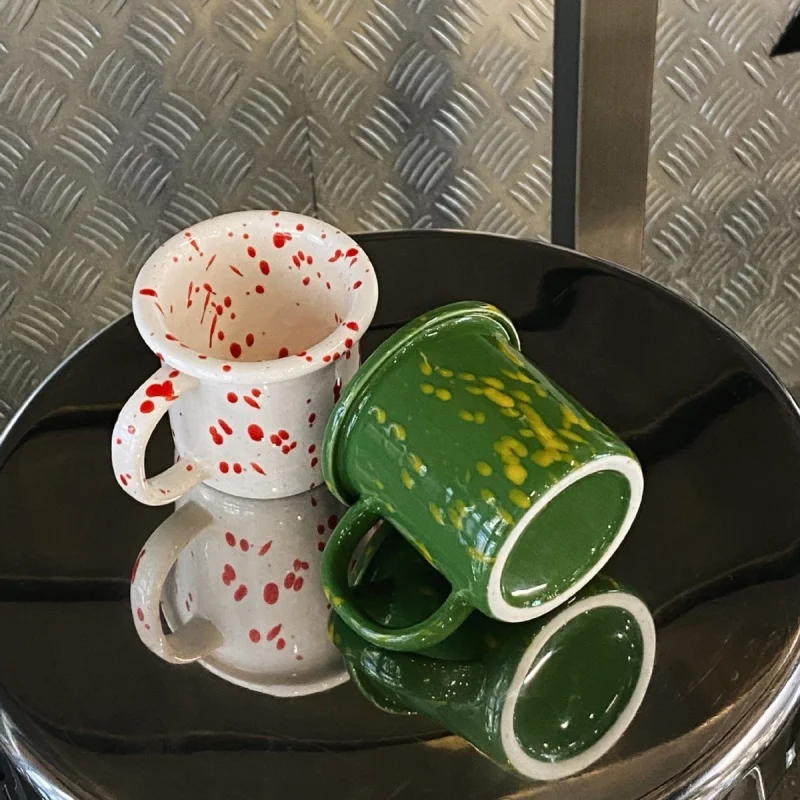 Керамическая кружка, керамическая кофейная чашка с ручкой, с защитой от брызг, креативная керамическая кружка, кружки для завтрака и молока, чашка для воды для пары
Керамическая кружка, керамическая кофейная чашка с ручкой, с защитой от брызг, креативная керамическая кружка, кружки для завтрака и молока, чашка для воды для пары