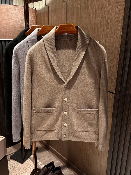 Мужской вязаный кардиган в стиле ретро, однотонный, с V-образным вырезом, на пуговицах, осенне-зимний, с длинными рукавами
Мужской вязаный кардиган в стиле ретро, однотонный, с V-образным вырезом, на пуговицах, осенне-зимний, с длинными рукавами