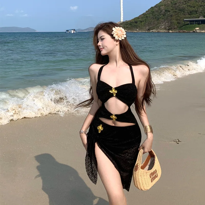 Rose Metal Buckle Bikini 2025 New Waist Hollow Swimsuit Women's Beach Vacation Perspective Gauze Skirt Two-piece Set
Rose Metal Buckle Bikini 2025 New Waist Hollow Swimsuit Women's Beach Vacation Perspective Gauze Skirt Two-piece Set