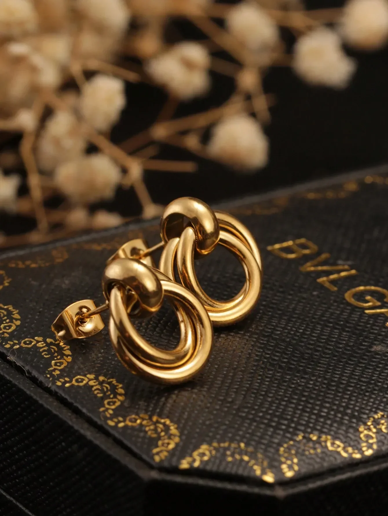 1pair Stainless Steel Twisted Hoop Earrings With 18K Gold IP, Unisex Titanium Stud Earrings For Wife/Girlfriend Gift
1pair Stainless Steel Twisted Hoop Earrings With 18K Gold IP, Unisex Titanium Stud Earrings For Wife/Girlfriend Gift
