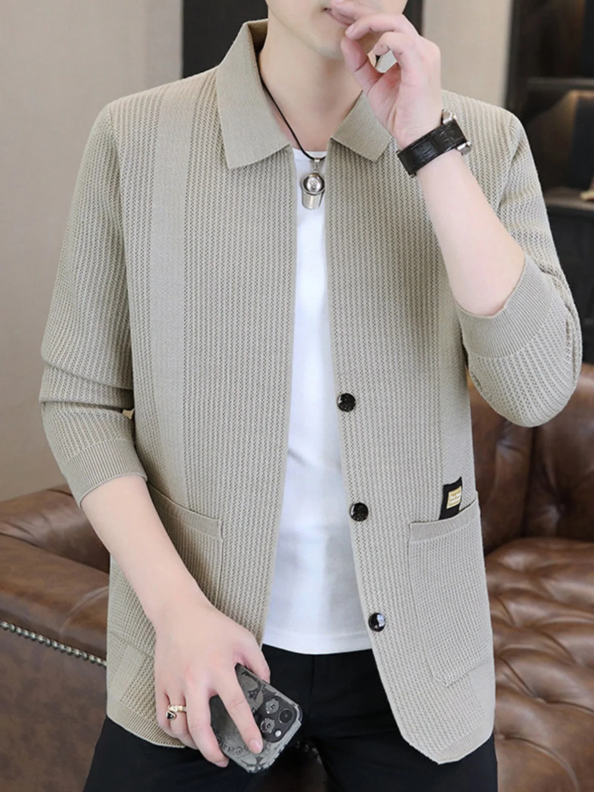 Элегантный мужской кардиган с отложным воротником, повседневный вязаный свитер, универсальная осенняя городская модная кофта с длинным рукавом
Элегантный мужской кардиган с отложным воротником, повседневный вязаный свитер, универсальная осенняя городская модная кофта с длинным рукавом