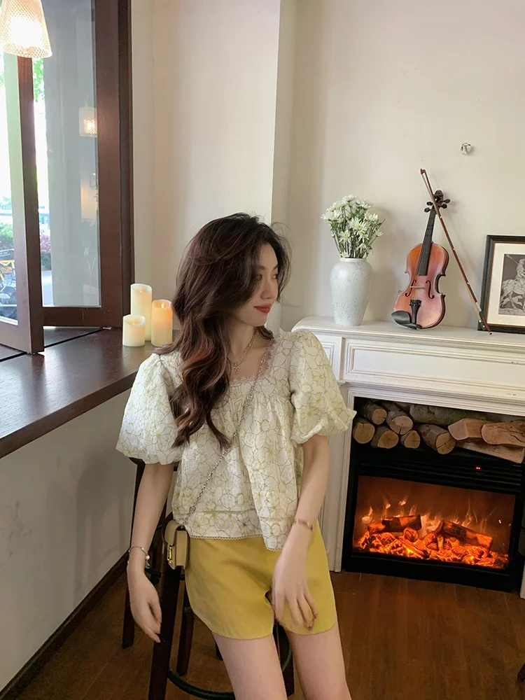 Милая футболка из чистого хлопка с короткими рукавами-фонариками и квадратным воротником, с желтым цветочным принтом, летний топ для девочек.
Милая футболка из чистого хлопка с короткими рукавами-фонариками и квадратным воротником, с желтым цветочным принтом, летний топ для девочек.