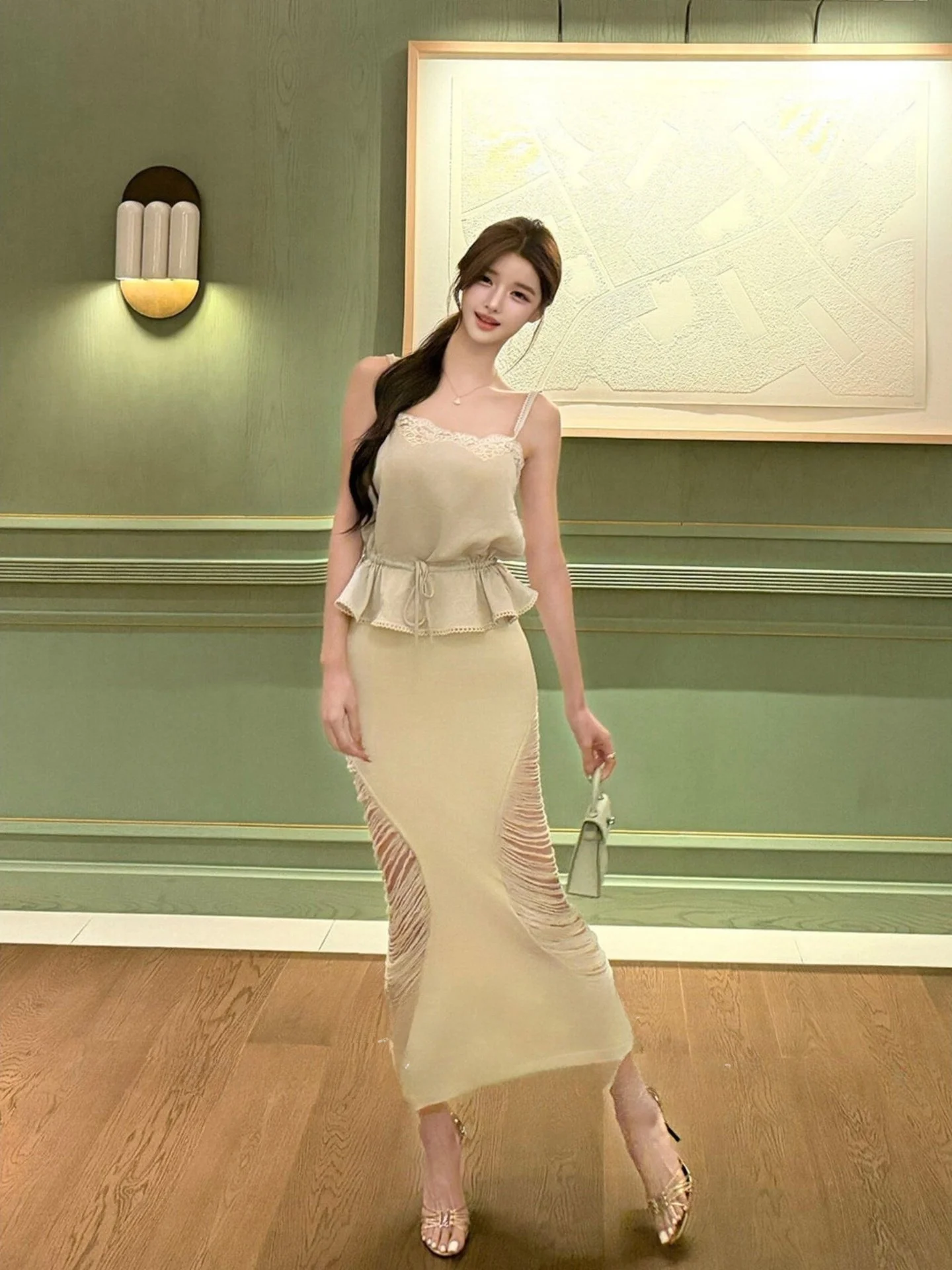 Women's Lace Trim Halter Top And Fish Tail Skirt Two Piece Set Slimming Waist Design Summer Fashion Ensemble
Women's Lace Trim Halter Top And Fish Tail Skirt Two Piece Set Slimming Waist Design Summer Fashion Ensemble
