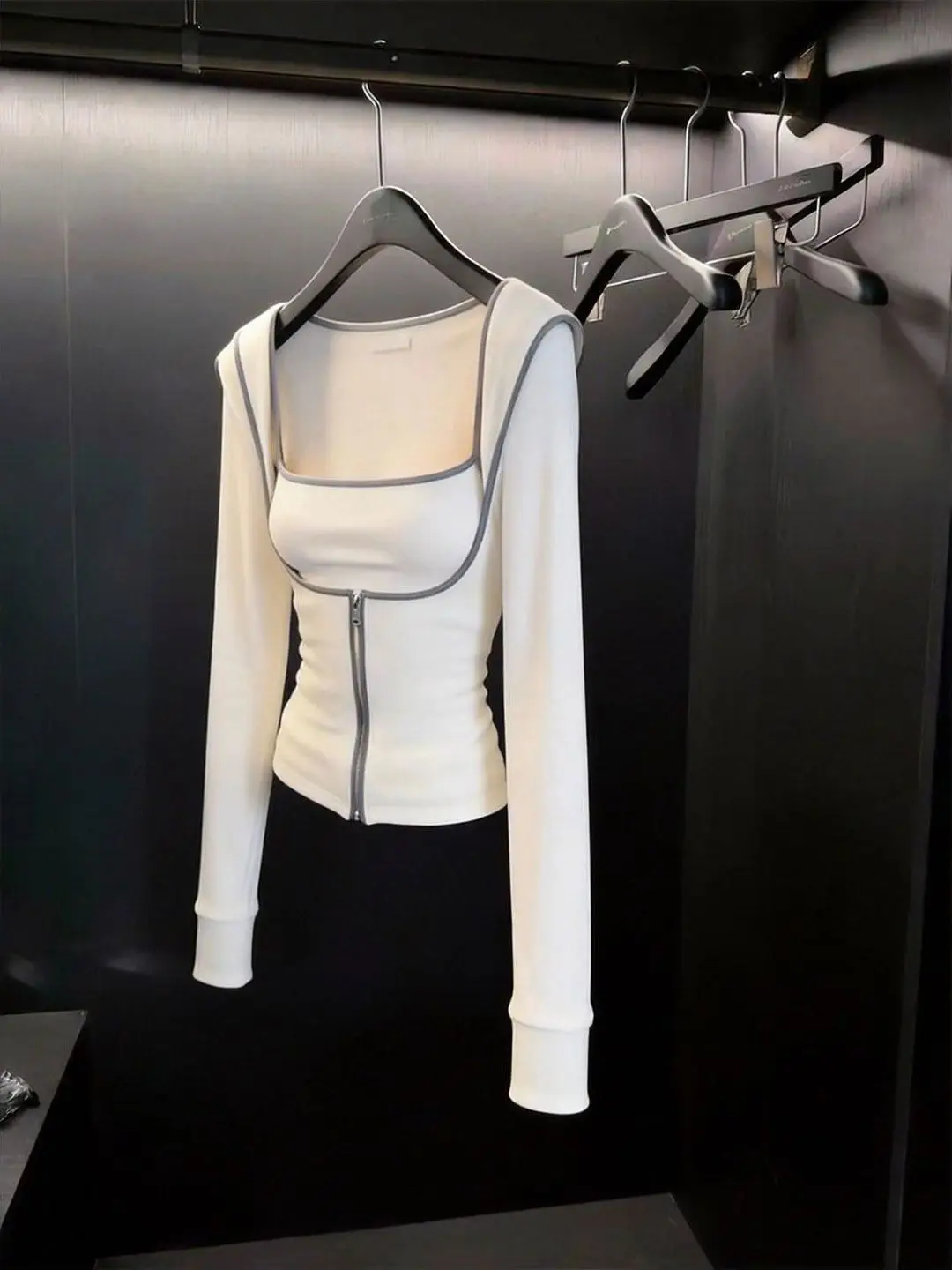 White Slim Fit Women's Two-Piece Set Korean Style Fashion Spring Cardigan And Tank Top Cool And Elegant Style Comfortable Cotton
White Slim Fit Women's Two-Piece Set Korean Style Fashion Spring Cardigan And Tank Top Cool And Elegant Style Comfortable Cotton