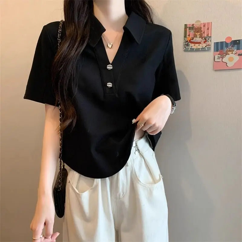 Модные однотонные корейские рубашки поло с v-образным вырезом и пуговицами, женская одежда, новинка лета 2024, свободные повседневные топы, футболка в консервативном стиле
Модные однотонные корейские рубашки поло с v-образным вырезом и пуговицами, женская одежда, новинка лета 2024, свободные повседневные топы, футболка в консервативном стиле