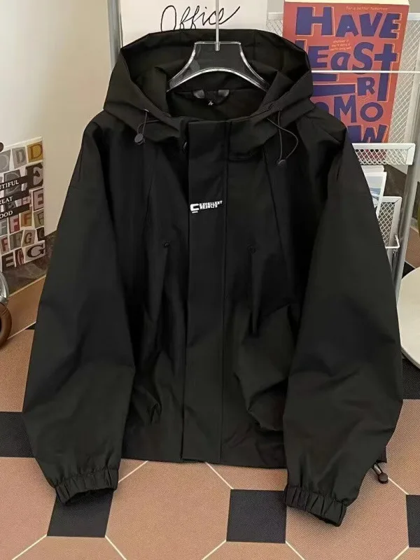 Мужская демисезонная куртка с капюшоном для активного отдыха, городская модная повседневная ветрозащитная куртка свободного кроя из полиэстера
Мужская демисезонная куртка с капюшоном для активного отдыха, городская модная повседневная ветрозащитная куртка свободного кроя из полиэстера