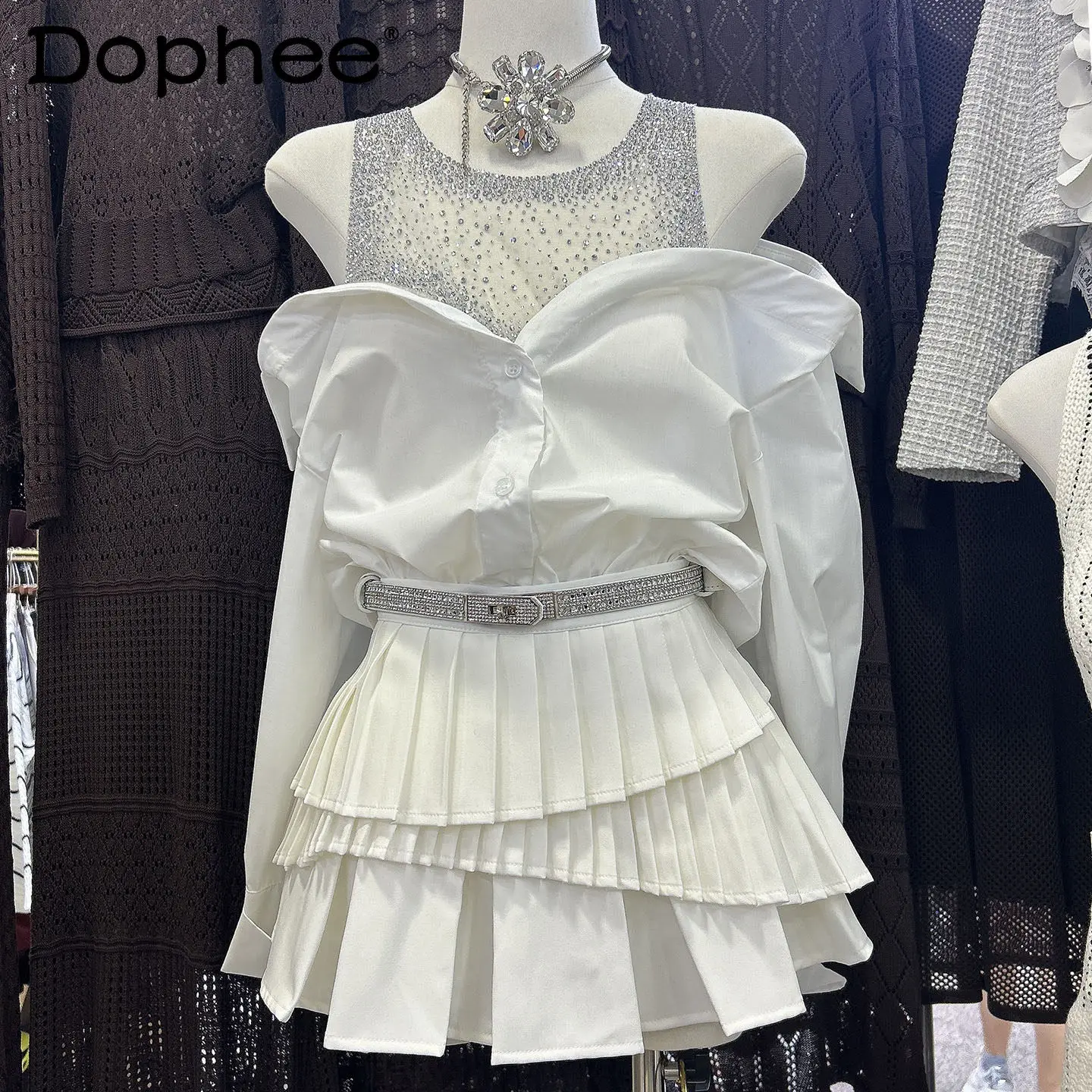 Новинка ранней осени 2026: Женская блузка в японском стиле с открытыми плечами, длинными рукавами, сетчатыми вставками и обильной отделкой стразами, придающая образу шарм и сексуальность.
Новинка ранней осени 2026: Женская блузка в японском стиле с открытыми плечами, длинными рукавами, сетчатыми вставками и обильной отделкой стразами, придающая образу шарм и сексуальность.