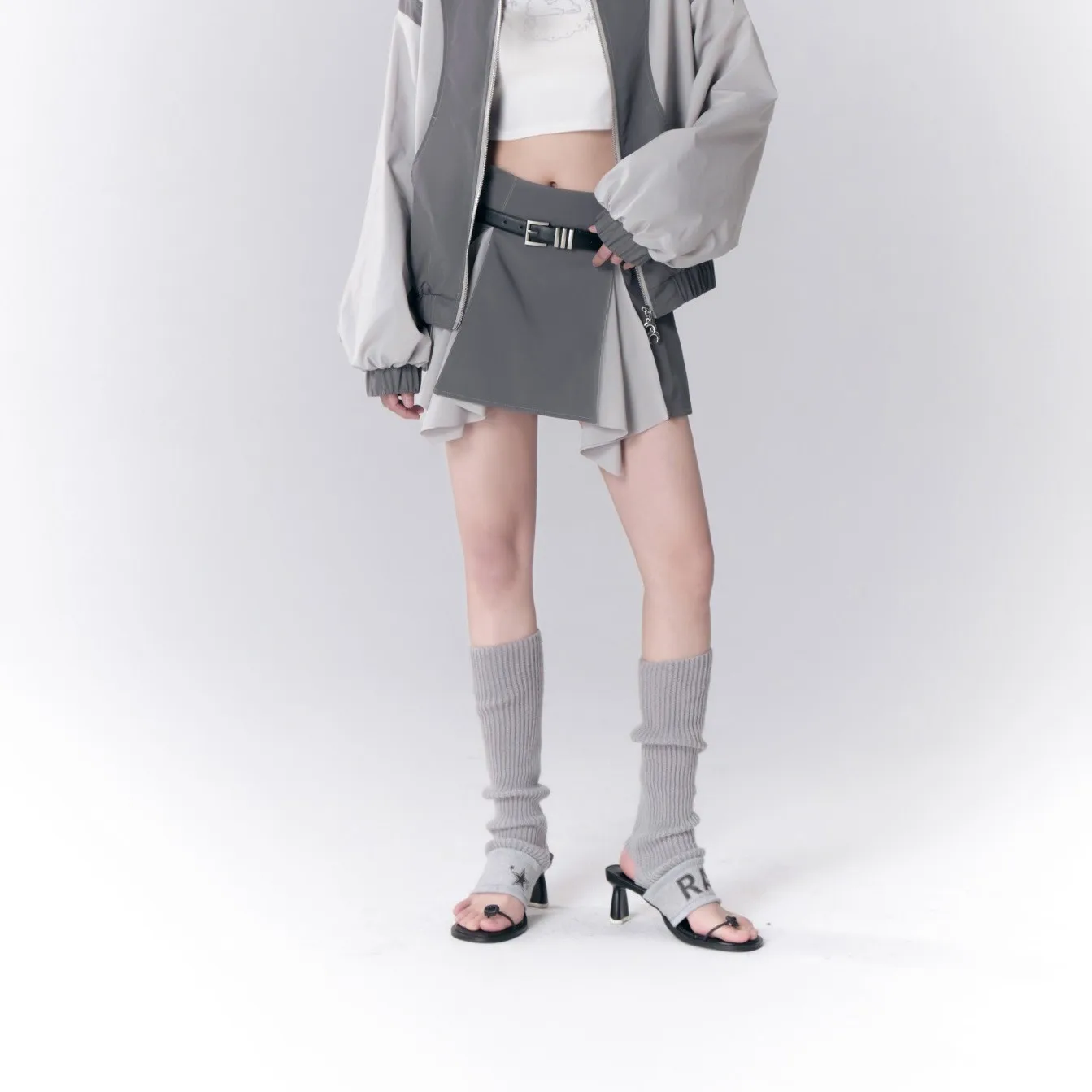 Japanese Punk Girl Casual Grey Suit Long Sleeve Loose Zipper Spring Jacket and Mini Pleated Asymmetric Skirt Original Designer
Japanese Punk Girl Casual Grey Suit Long Sleeve Loose Zipper Spring Jacket and Mini Pleated Asymmetric Skirt Original Designer