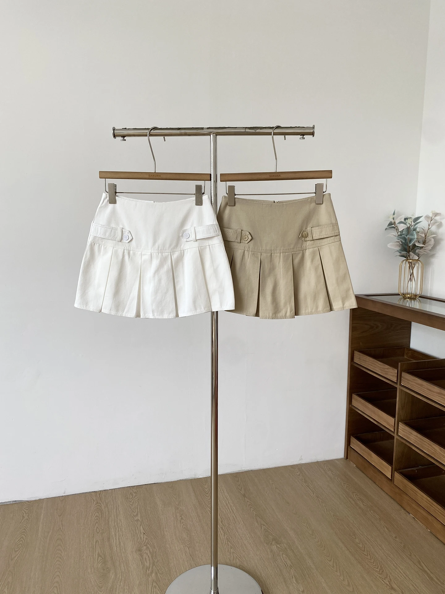 American Style Retro High Waist A-Line Skirt Women's Summer New Style Pleated Skirt Slimming Hip Covering College Style
American Style Retro High Waist A-Line Skirt Women's Summer New Style Pleated Skirt Slimming Hip Covering College Style