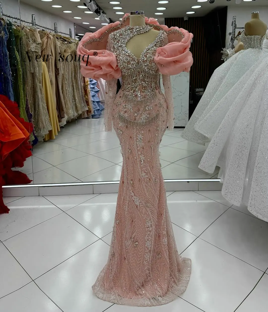 Дубай 2026: Новые розовые вечерние платья-русалка с длинными рукавами и накидкой, инкрустированные блестящими кристаллами, для свадеб, мероприятий и ночных вечеринок
Дубай 2026: Новые розовые вечерние платья-русалка с длинными рукавами и накидкой, инкрустированные блестящими кристаллами, для свадеб, мероприятий и ночных вечеринок