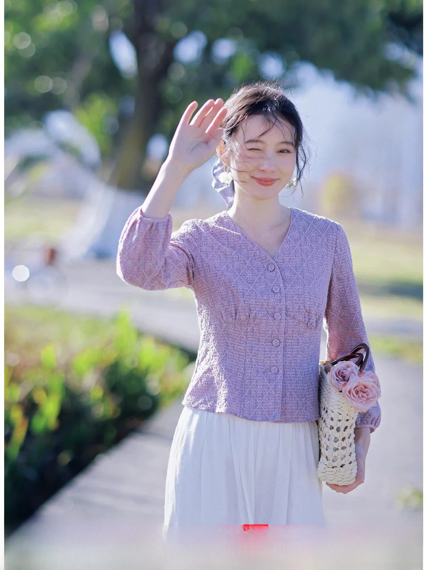 Красная блузка с художественной фиолетовой вышивкой и V-образным вырезом, женская, приталенного кроя, весна 2026, новая, элегантная, дышащая, с длинным рукавом
Красная блузка с художественной фиолетовой вышивкой и V-образным вырезом, женская, приталенного кроя, весна 2026, новая, элегантная, дышащая, с длинным рукавом