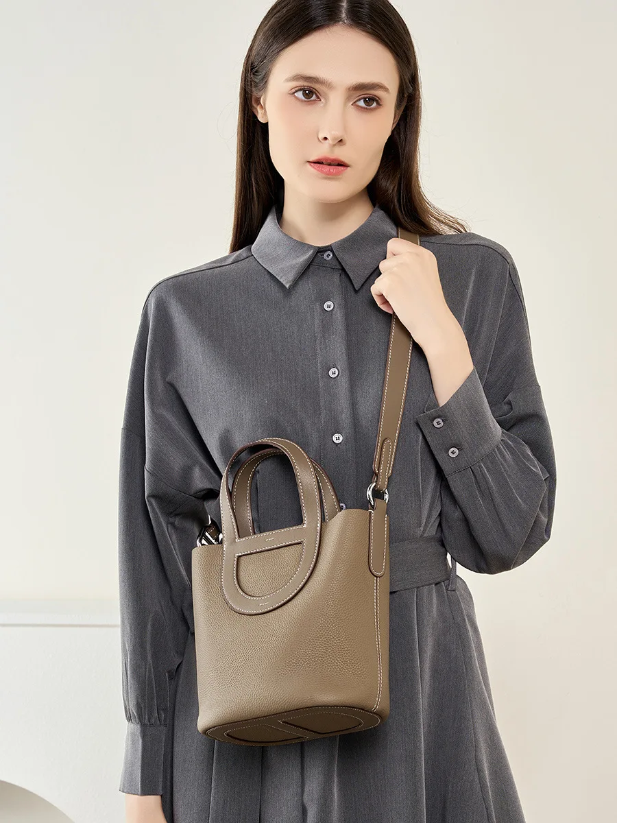 Women Solid Color Small Bucket Tote Bag Top Grain Cowhide Hollow Handle Handbag Casual Office Crossbody Purse
Women Solid Color Small Bucket Tote Bag Top Grain Cowhide Hollow Handle Handbag Casual Office Crossbody Purse