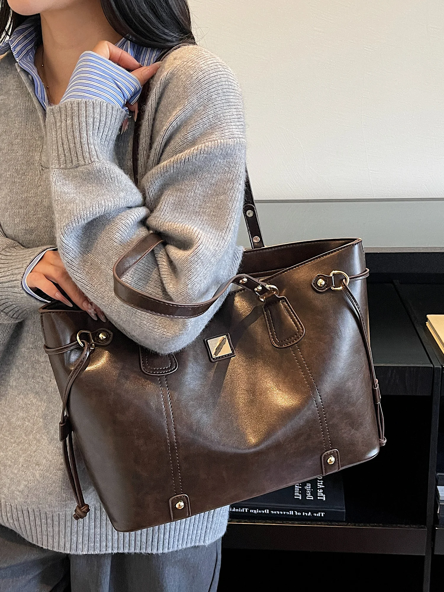 Large Capacity Commuter Tote Bag Women's Fashionable Underarm Bag Luxury Minimalist Style Vintage Single Shoulder Bag
Large Capacity Commuter Tote Bag Women's Fashionable Underarm Bag Luxury Minimalist Style Vintage Single Shoulder Bag