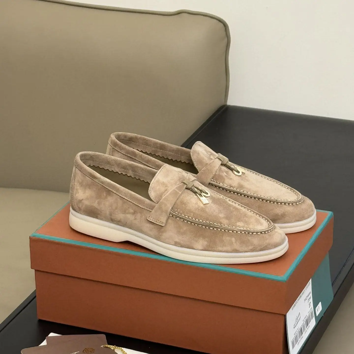 2026 Versatile Men's Loafers Sheep Suede Slip-On Retro Round Toe Flat Sole Casual Women's Flats For Daily Wear
2026 Versatile Men's Loafers Sheep Suede Slip-On Retro Round Toe Flat Sole Casual Women's Flats For Daily Wear
