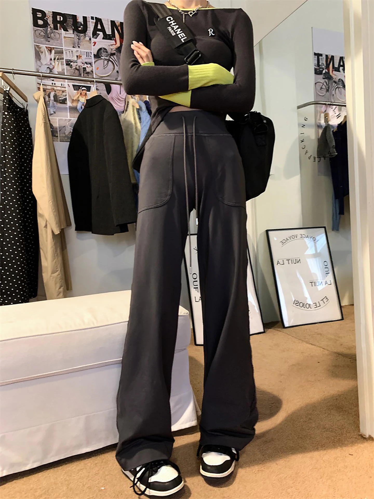 Американские повседневные брюки с высокой талией и шнурком, женские зимние тонкие спортивные брюки свободного кроя с прямыми штанинами
Американские повседневные брюки с высокой талией и шнурком, женские зимние тонкие спортивные брюки свободного кроя с прямыми штанинами