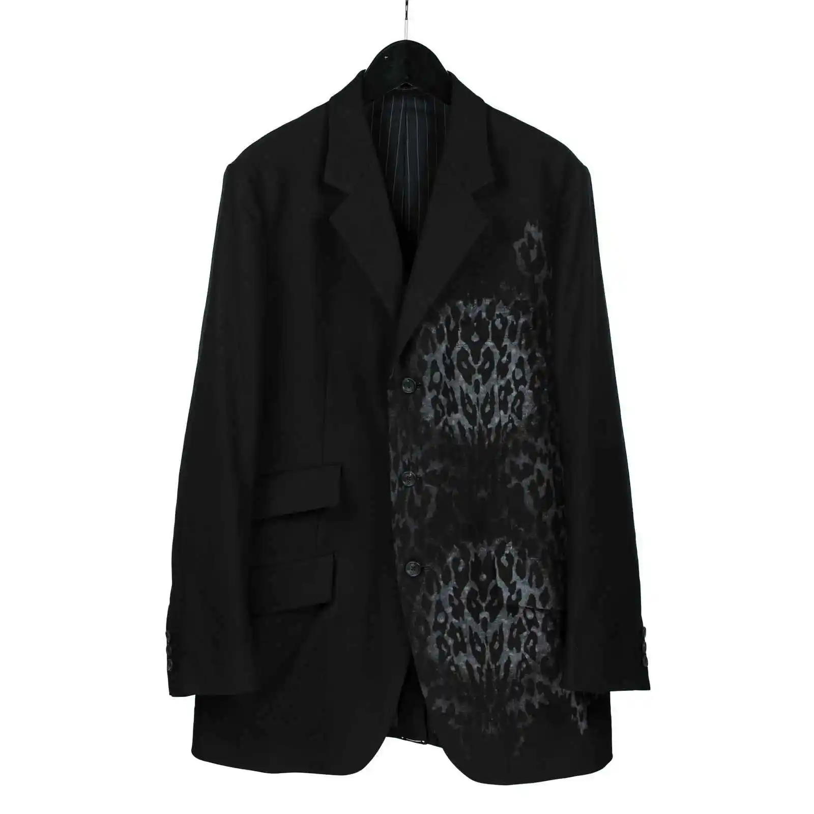 TOP-YAMAMOTO оригинальный темный и нишевый лоскутный пиджак для мужчин, с повседневным и свободным дизайном.
TOP-YAMAMOTO оригинальный темный и нишевый лоскутный пиджак для мужчин, с повседневным и свободным дизайном.