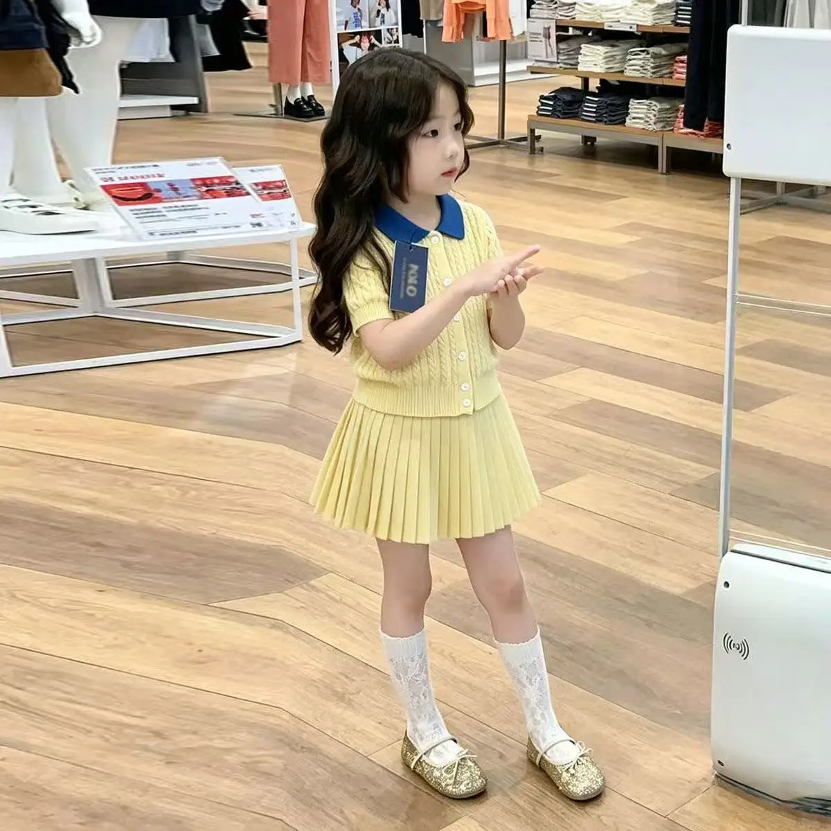 Children's Summer Set Fashion New Girl' Yellow Knitted Short Sleeved T-shirt+Knitted Skirt 2-piece Set 2-7Y
Children's Summer Set Fashion New Girl' Yellow Knitted Short Sleeved T-shirt+Knitted Skirt 2-piece Set 2-7Y