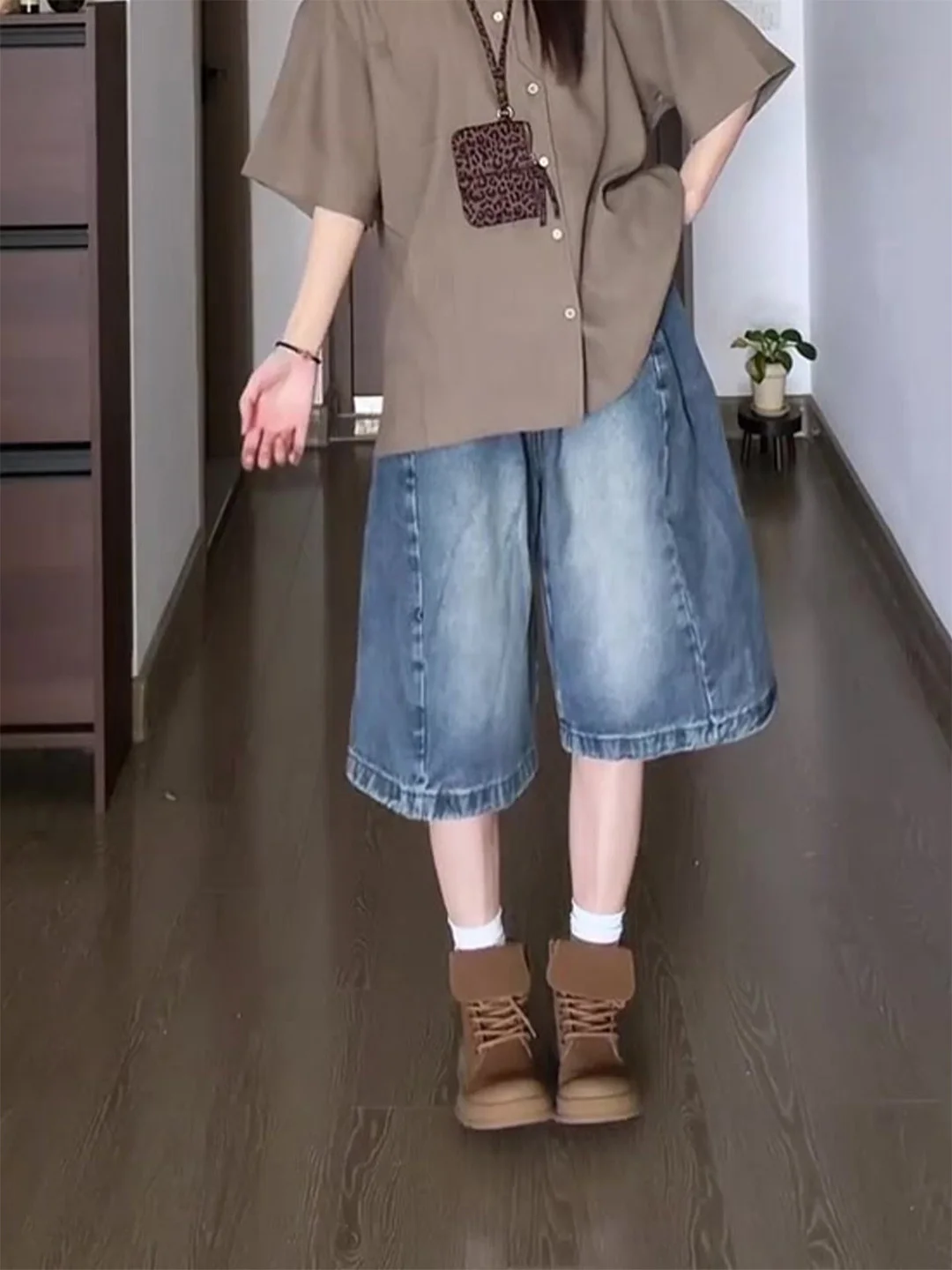 Summer 2026 Women's Loose Fit Slimming Five-Button Short Jeans High Waist Wide Leg Pants Comfortable Medium Thickness Denim
Summer 2026 Women's Loose Fit Slimming Five-Button Short Jeans High Waist Wide Leg Pants Comfortable Medium Thickness Denim