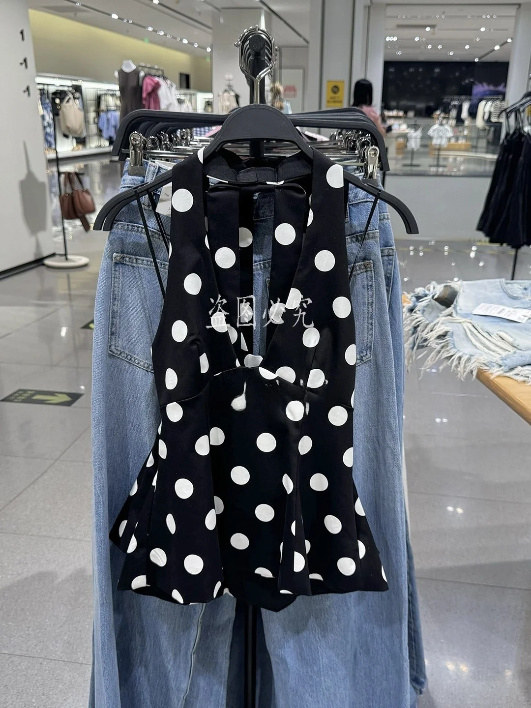 Новинка! Женский модный топ-жилет в горошек с декоративным узлом, в стиле Sweet & Spicy Girl, коллекция Осень 2025
Новинка! Женский модный топ-жилет в горошек с декоративным узлом, в стиле Sweet & Spicy Girl, коллекция Осень 2025