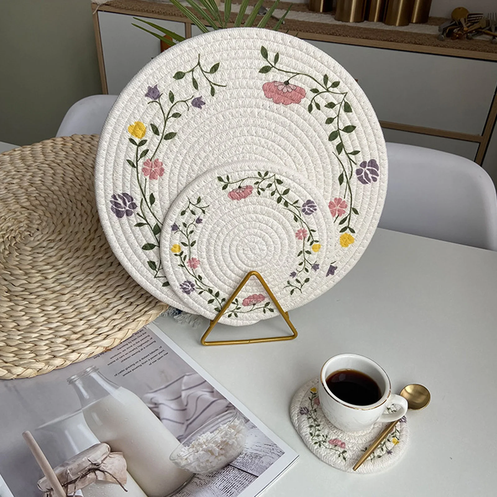 2pcs Round Shape Floral Pattern Placemats Heat-Resistant Woven Design For Kitchen Dining Table Decoration Insulation Pot
2pcs Round Shape Floral Pattern Placemats Heat-Resistant Woven Design For Kitchen Dining Table Decoration Insulation Pot