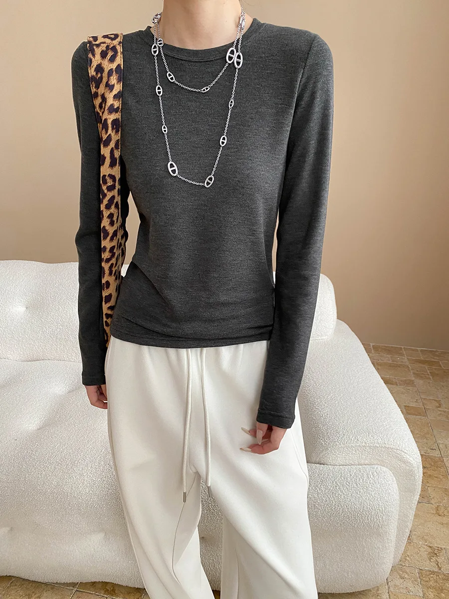 Brushed comfortable thin velvet round neck shoulder slimming long sleeved T-shirt
Brushed comfortable thin velvet round neck shoulder slimming long sleeved T-shirt