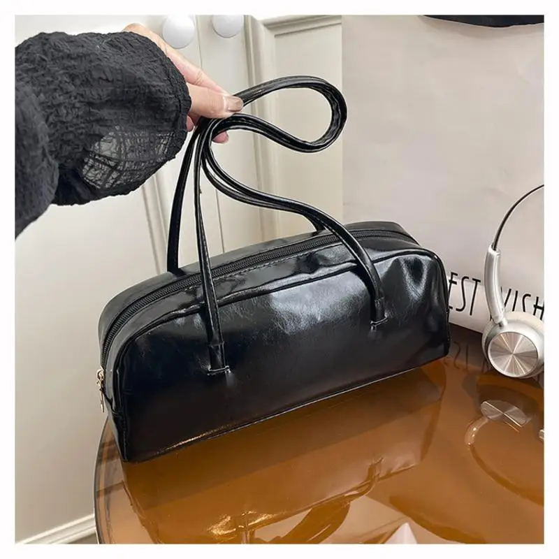Glossy PU Leather Long Shoulder Bag Dual Handles Zipper Closure For Daily Commute Shopping
Glossy PU Leather Long Shoulder Bag Dual Handles Zipper Closure For Daily Commute Shopping