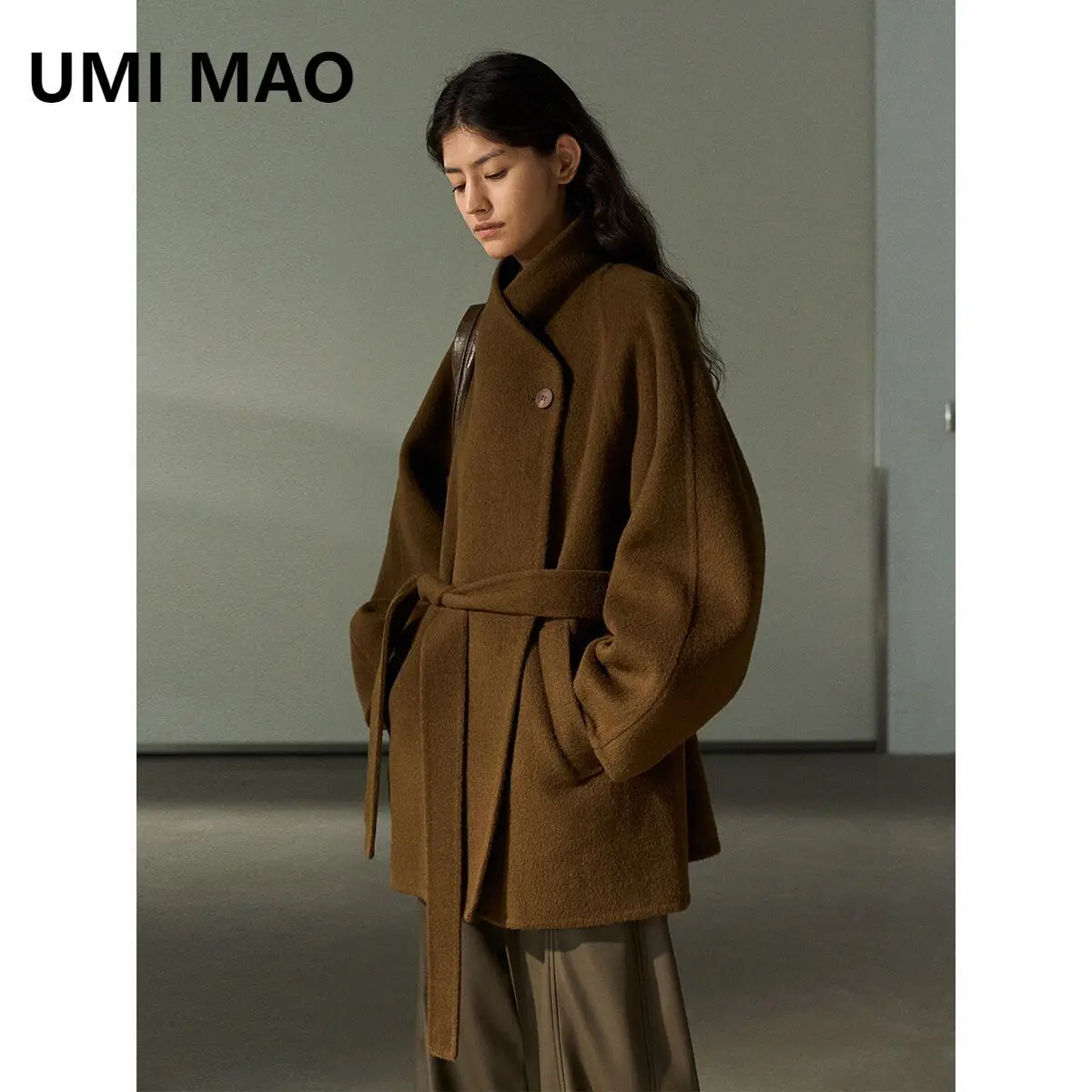 UMI MAO Высококачественное шерстяное верблюжье бархатное пальто с длинным двусторонним тканым воротником на одной руке, женское пальто
UMI MAO Высококачественное шерстяное верблюжье бархатное пальто с длинным двусторонним тканым воротником на одной руке, женское пальто
