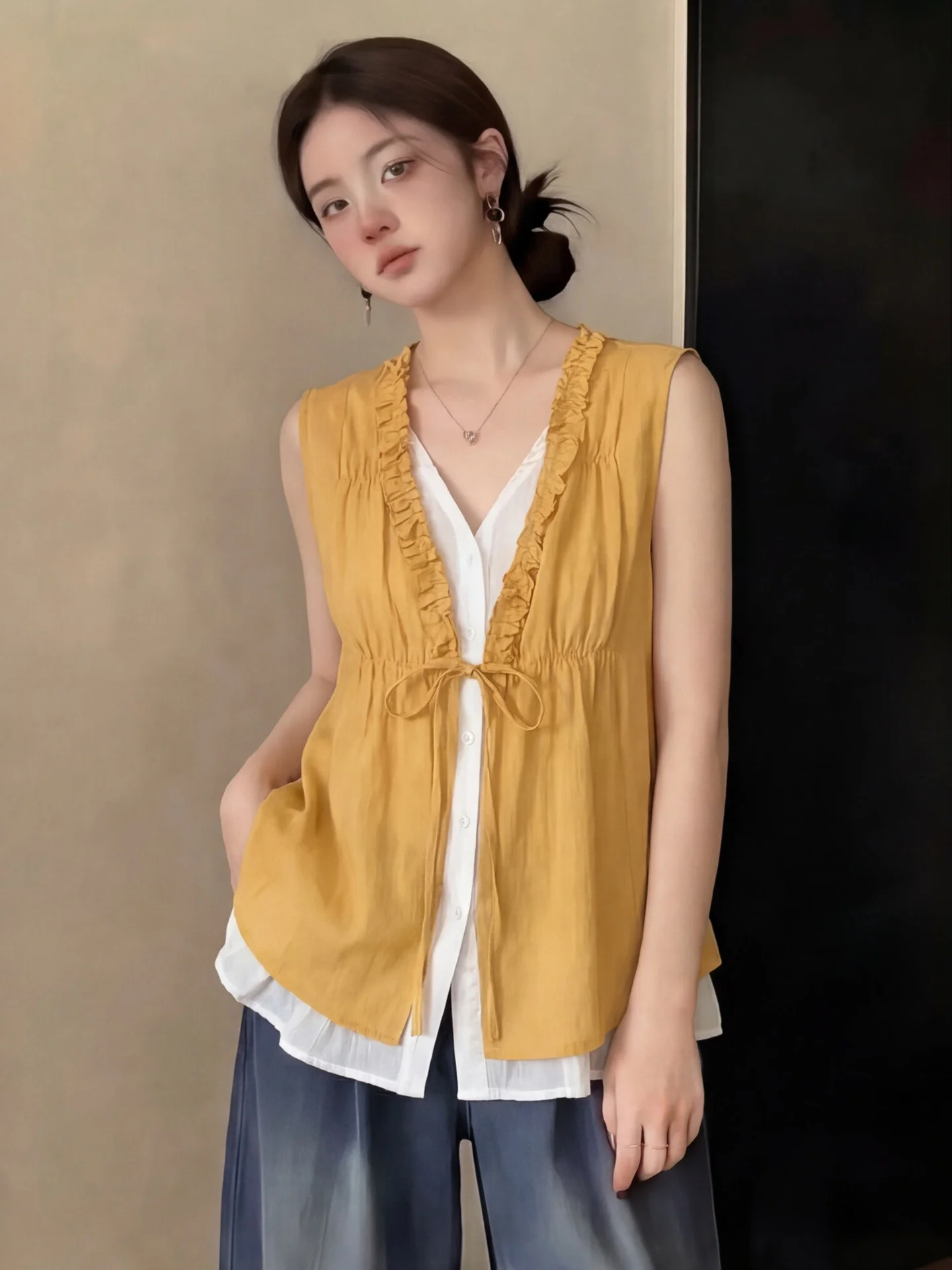 Summer Thin V-neck Sleeveless Shirt Women's Fashionable Cute Pleated Car Coat Unique Beautiful Stand Collar Buttoned Top
Summer Thin V-neck Sleeveless Shirt Women's Fashionable Cute Pleated Car Coat Unique Beautiful Stand Collar Buttoned Top