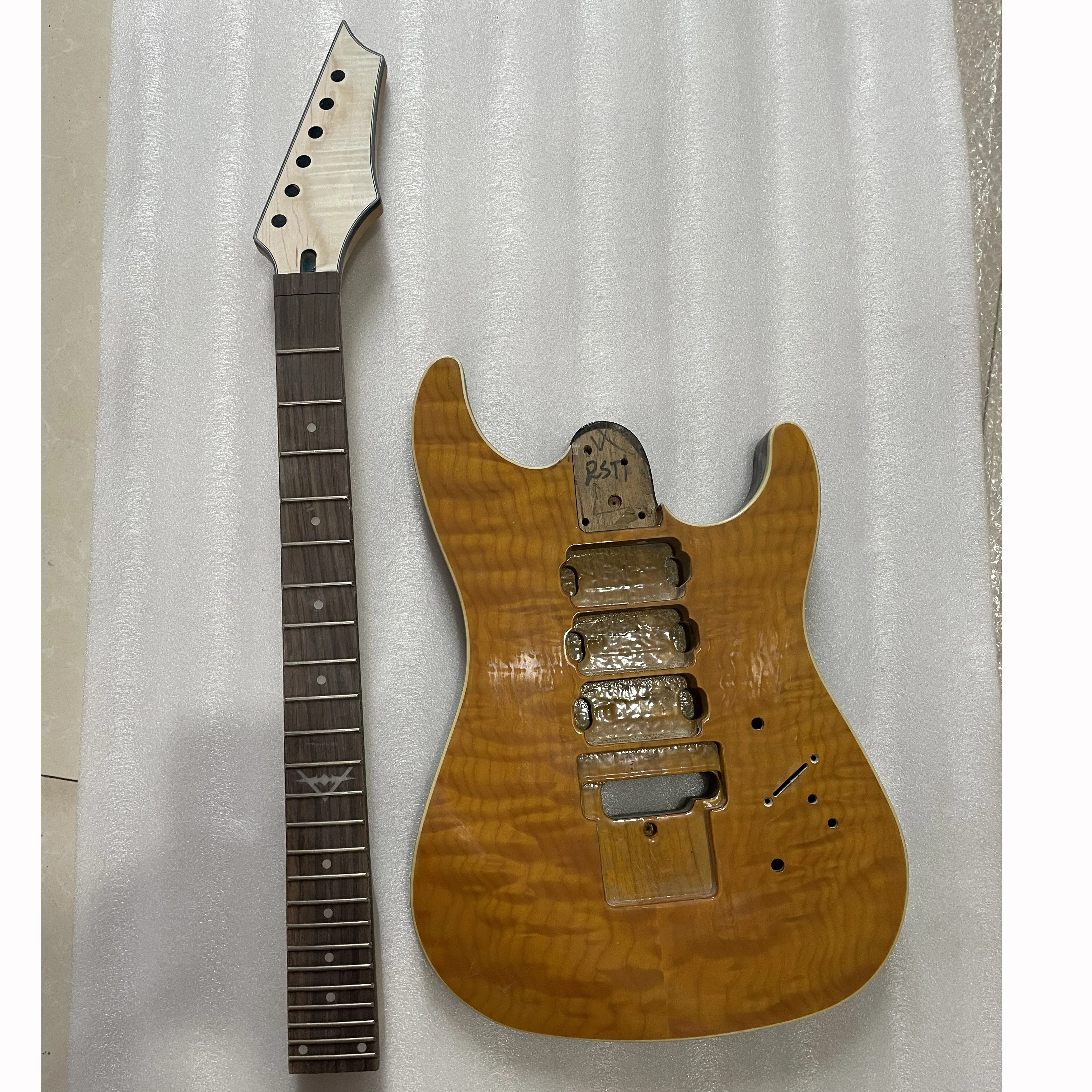 Stock Defective Electrcic Guitar Body and Neck Basswood Barrel Maple Rosewood Neck Real Photos Only One Guitar Kit DIY Part
Stock Defective Electrcic Guitar Body and Neck Basswood Barrel Maple Rosewood Neck Real Photos Only One Guitar Kit DIY Part