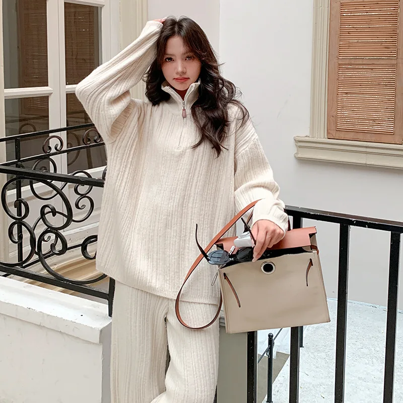 Autumn new high-end semi open neck knitted top+ casual wide leg pants women solid color fashion lazy style two-piece set
Autumn new high-end semi open neck knitted top+ casual wide leg pants women solid color fashion lazy style two-piece set