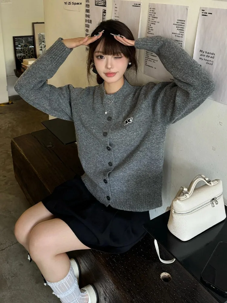 Мягкий вязаный кардиган в американском винтажном стиле для женщин, осенняя новинка, свободный крой, в стиле кэжуал, милый студенческий стиль, свитер свободного кроя
Мягкий вязаный кардиган в американском винтажном стиле для женщин, осенняя новинка, свободный крой, в стиле кэжуал, милый студенческий стиль, свитер свободного кроя