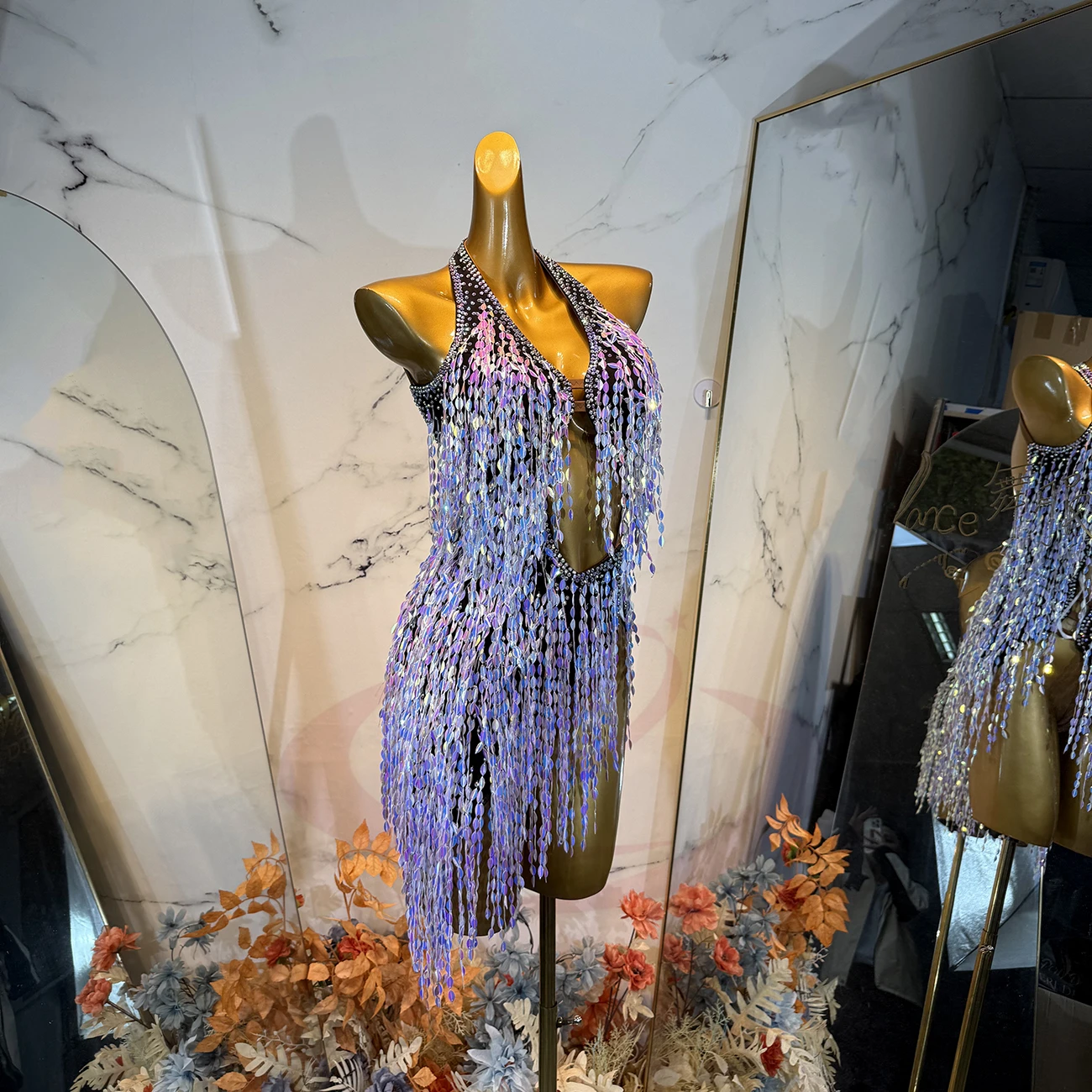 Костюм для латиноамериканских танцев: женское платье с пайетками и бахромой, инкрустированное стразами, для взрослых и детей, высококачественное, на заказ, для выступлений по самбе
Костюм для латиноамериканских танцев: женское платье с пайетками и бахромой, инкрустированное стразами, для взрослых и детей, высококачественное, на заказ, для выступлений по самбе