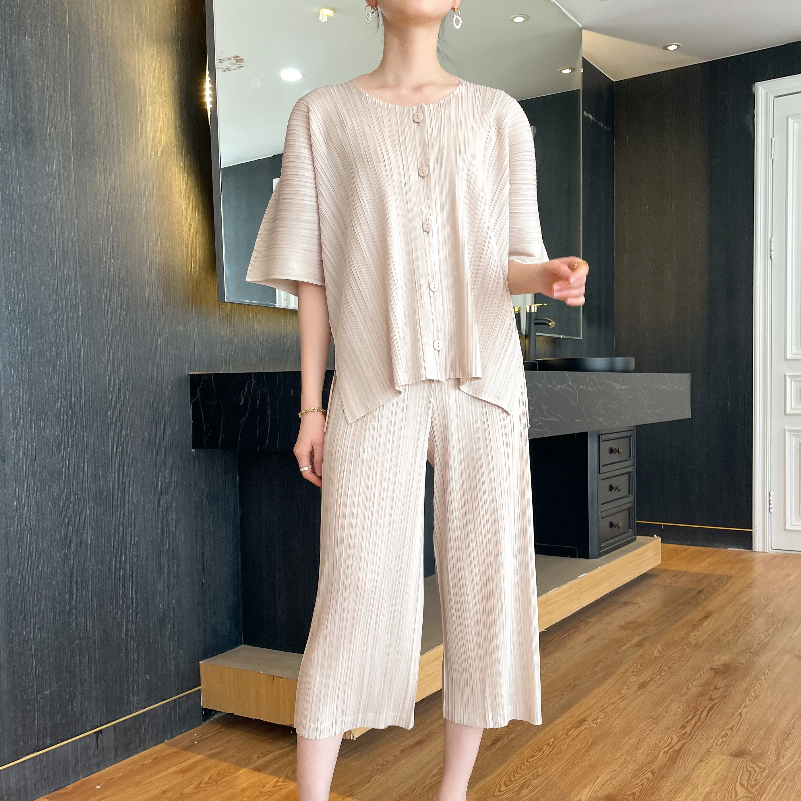 Counter quality 2023 summer Miyake fold lazy style plus size loose fashion single breasted T-shirt top
Counter quality 2023 summer Miyake fold lazy style plus size loose fashion single breasted T-shirt top