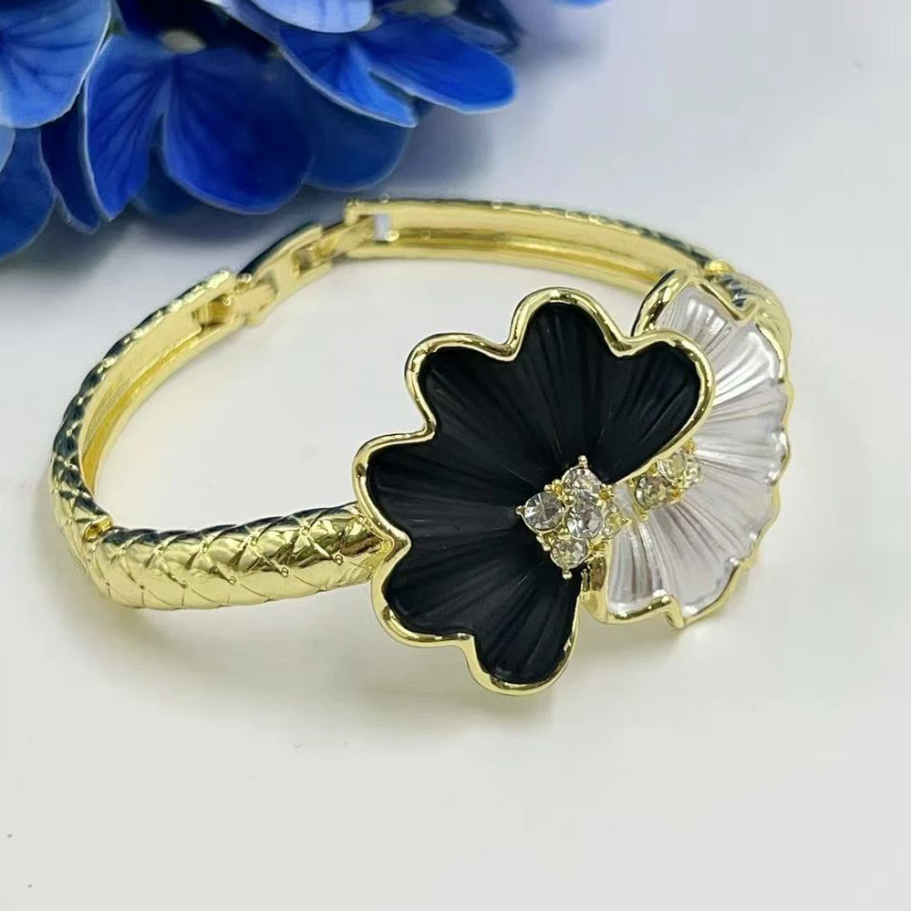 New In Sleek Gold Plated Open Cuff Bangle for Women Minimalist Polished Statement Bracelet for Party Wedding Daily Wear Quality
New In Sleek Gold Plated Open Cuff Bangle for Women Minimalist Polished Statement Bracelet for Party Wedding Daily Wear Quality