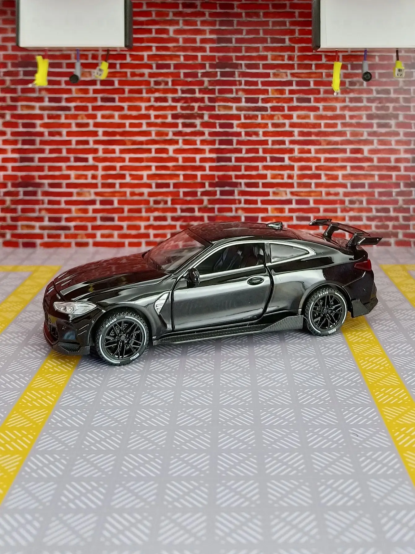 1:32 M4 racing alloy car model door and hood trunk can be opened suitable for collection and as a birthday gift for friends
1:32 M4 racing alloy car model door and hood trunk can be opened suitable for collection and as a birthday gift for friends