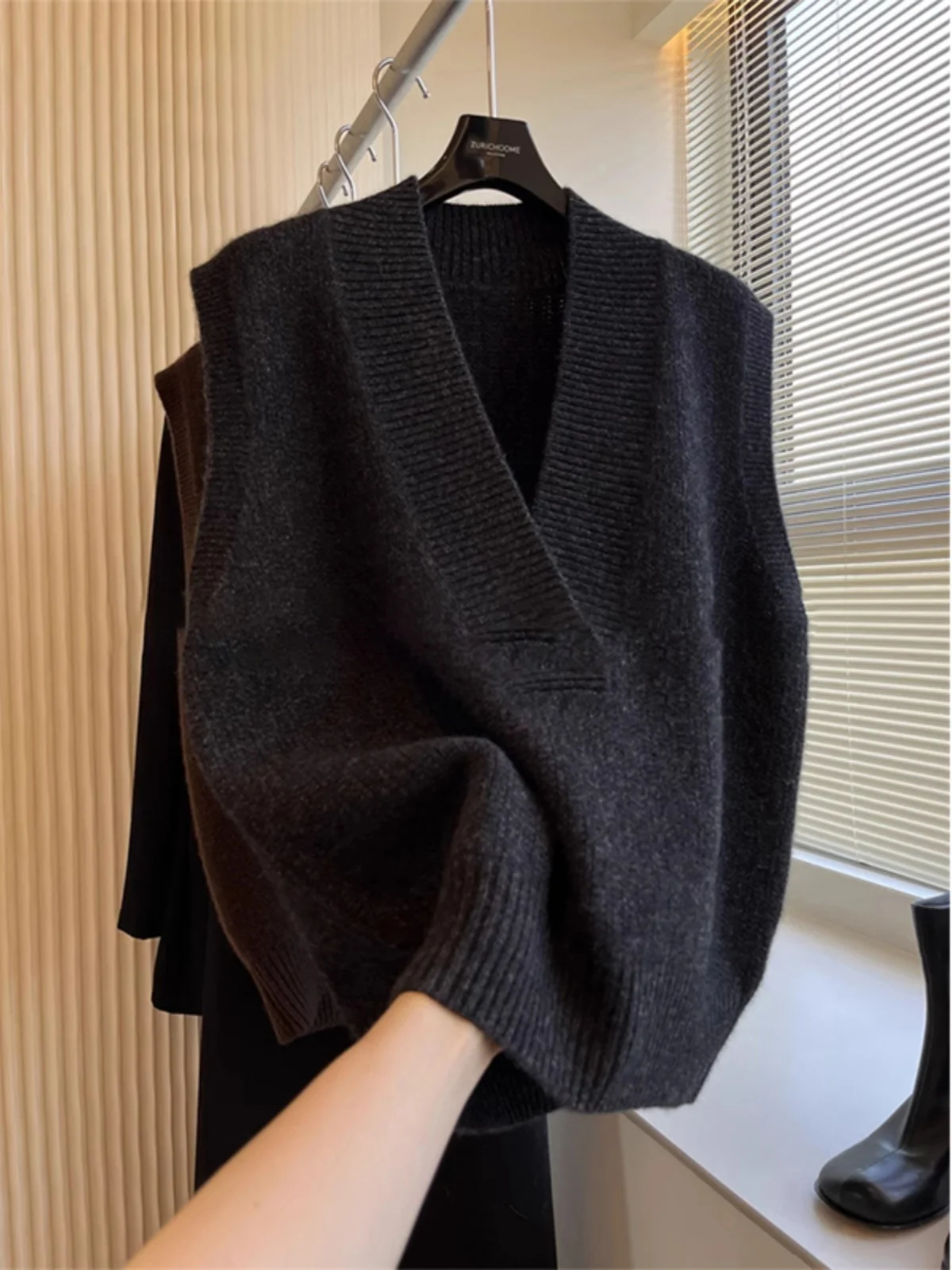 Мужская комфортная трикотажная майка-жилет с глубоким V-образным вырезом, 300-слойная, простая, с подплечниками, цветная, очень большого размера
Мужская комфортная трикотажная майка-жилет с глубоким V-образным вырезом, 300-слойная, простая, с подплечниками, цветная, очень большого размера