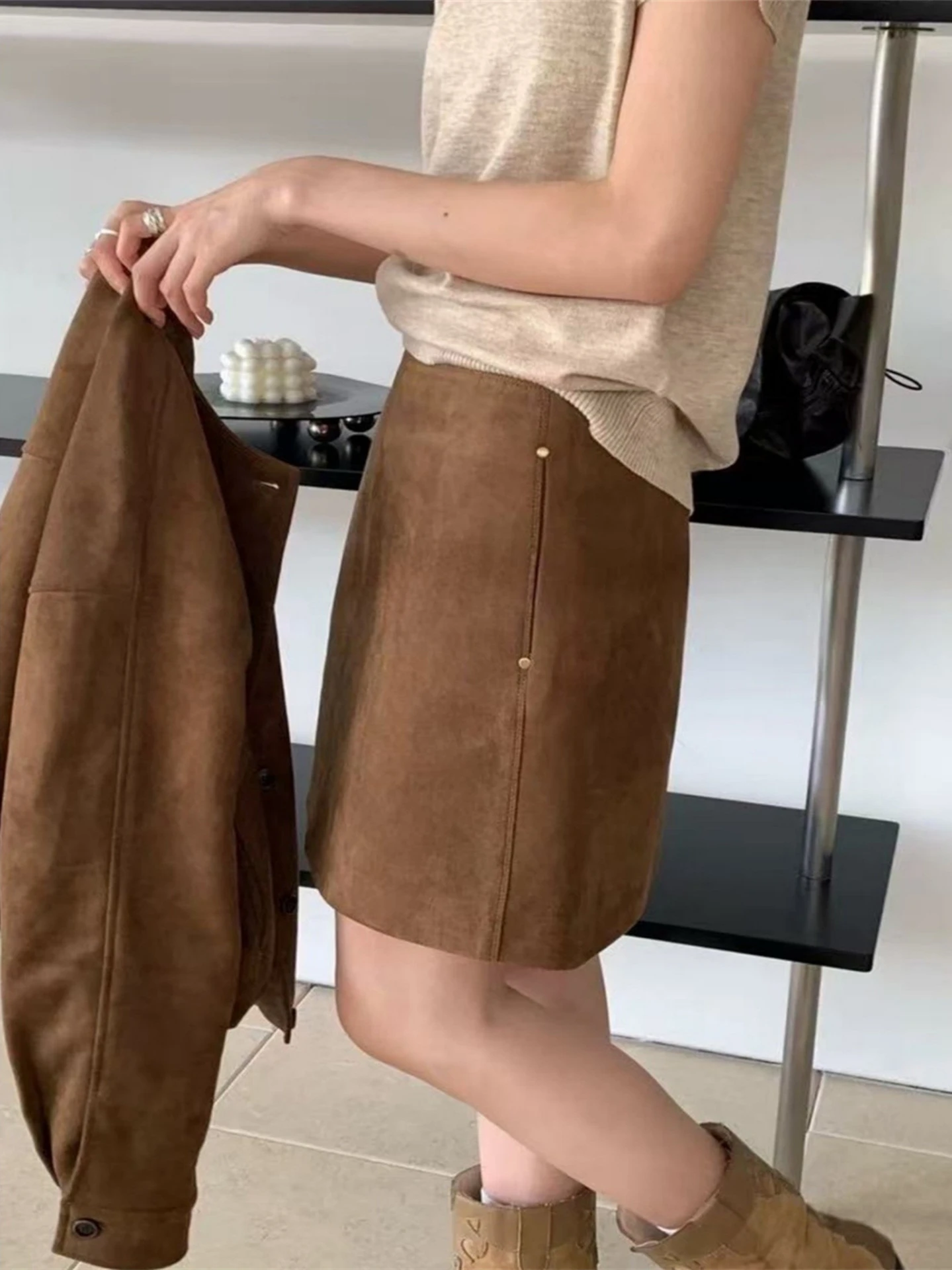 Женская длинная юбка из коричневой замши большого размера, весенняя, А-силуэт, стройнящая, в стиле ретро, с высокой талией, из искусственной замши
Женская длинная юбка из коричневой замши большого размера, весенняя, А-силуэт, стройнящая, в стиле ретро, с высокой талией, из искусственной замши