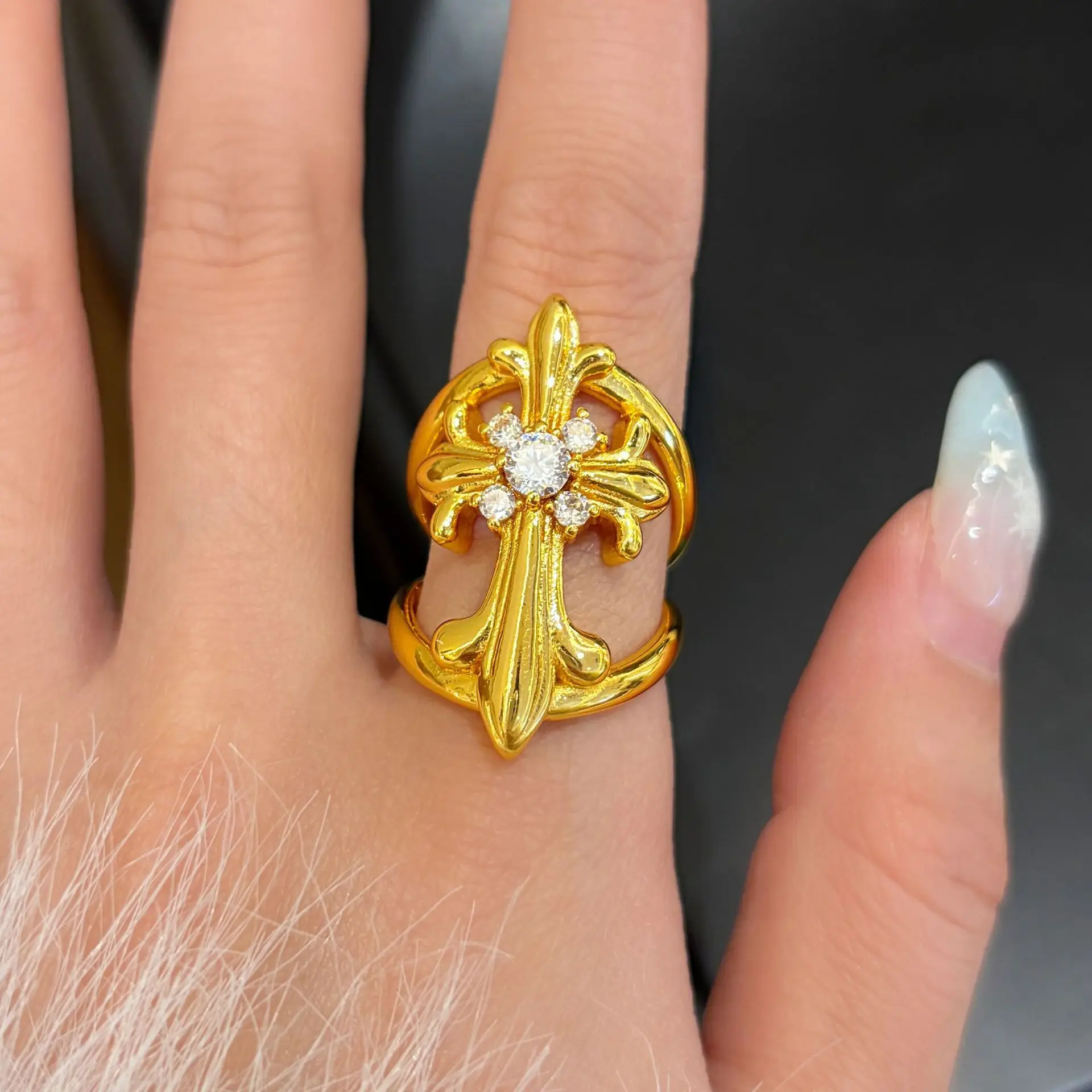 Женское кольцо-крестик в минималистичном стиле, винтажное, с эффектом многослойности, регулируемое, с открытым концом, для создания элегантного образа.
Женское кольцо-крестик в минималистичном стиле, винтажное, с эффектом многослойности, регулируемое, с открытым концом, для создания элегантного образа.