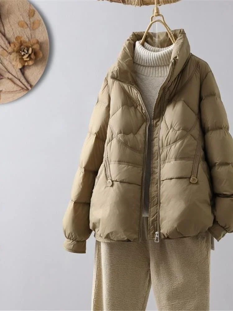 Корейская женская пуховая куртка свободного кроя, белая, с наполнителем из перьев, стеганая, с воротником-стойкой, теплая повседневная верхняя одежда, новинка зимы
Корейская женская пуховая куртка свободного кроя, белая, с наполнителем из перьев, стеганая, с воротником-стойкой, теплая повседневная верхняя одежда, новинка зимы