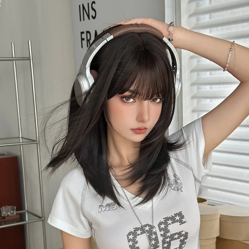 Женский длинный прямой парик с многослойной прической из синтетического волокна.
Женский длинный прямой парик с многослойной прической из синтетического волокна.