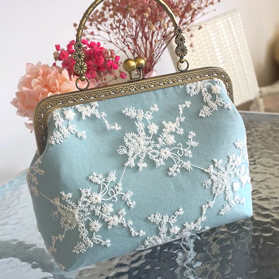 Embroidered Evening Handbags Metal Handle Shoulder Bag Versatile Clip Dinner Party Clutch Purse Chain Women Shell Messenger Bags
Embroidered Evening Handbags Metal Handle Shoulder Bag Versatile Clip Dinner Party Clutch Purse Chain Women Shell Messenger Bags