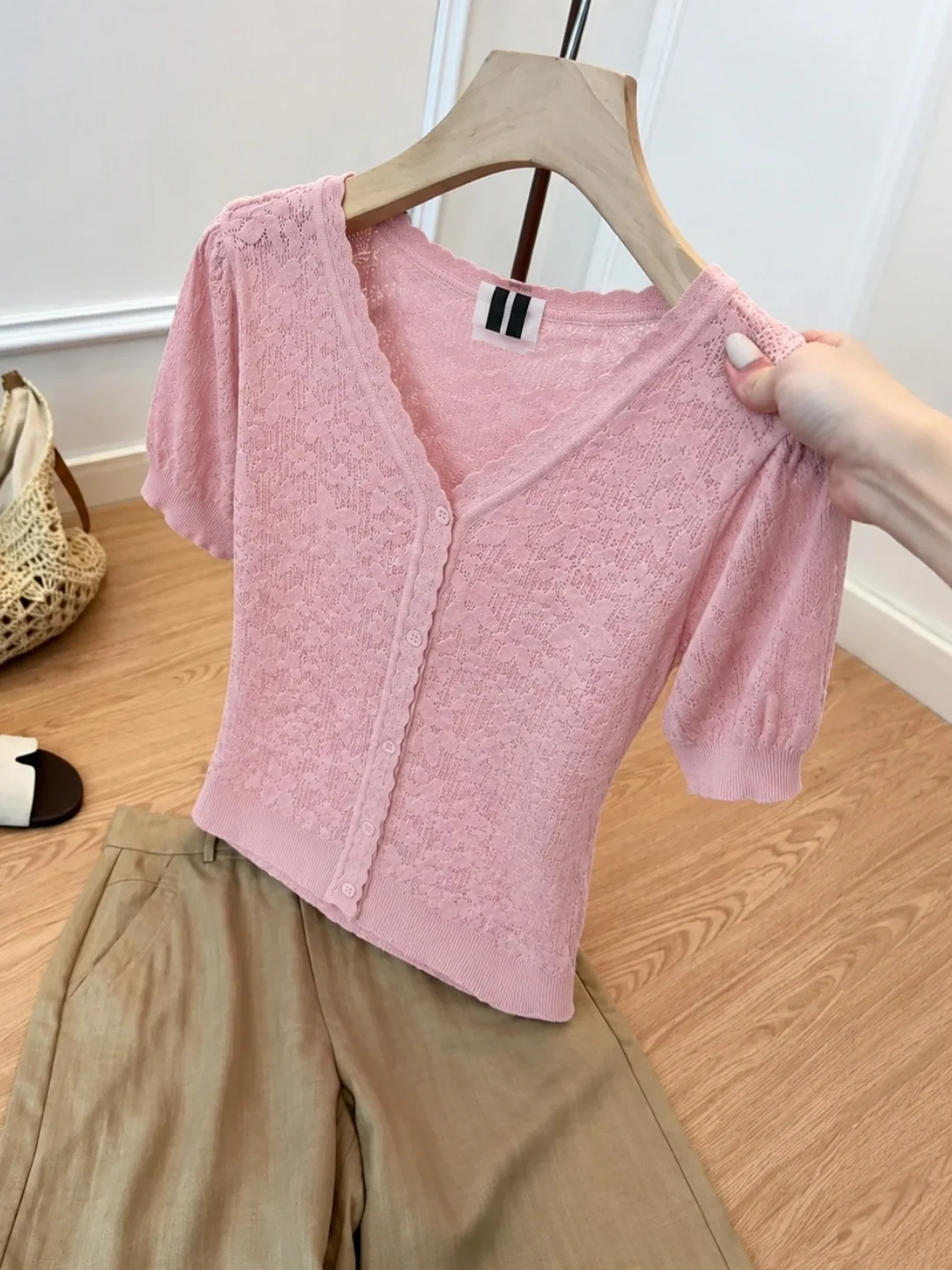 Summer 2026 Ice Silk Knitted Short Sleeve V-Neck Single Button Slimming Fashionable Age-Defying Korean Style Straight Cut Top
Summer 2026 Ice Silk Knitted Short Sleeve V-Neck Single Button Slimming Fashionable Age-Defying Korean Style Straight Cut Top